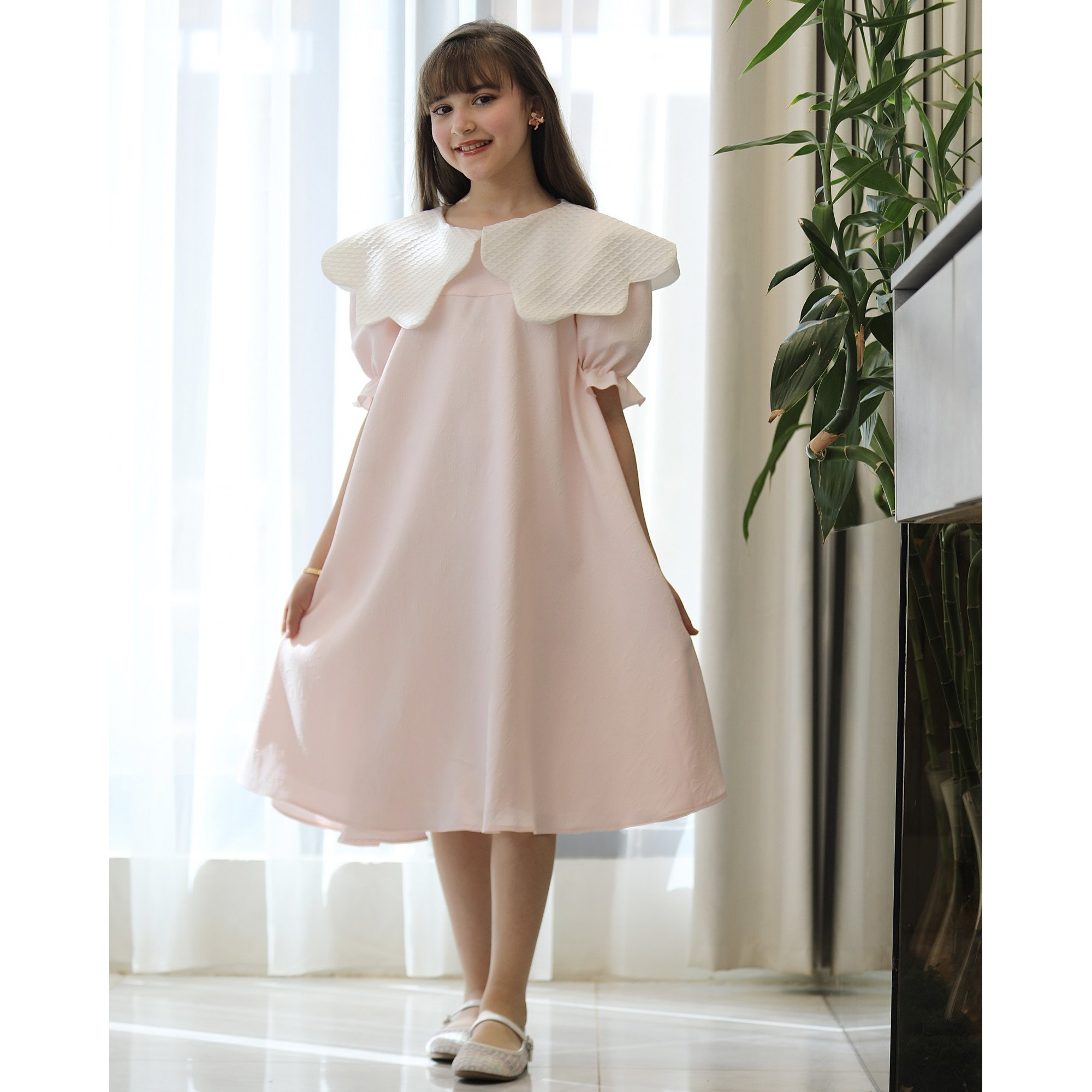 فستان بناتي مشجر ورود بتصميم خصر مفتوح ودلعة بيضاء - 1200