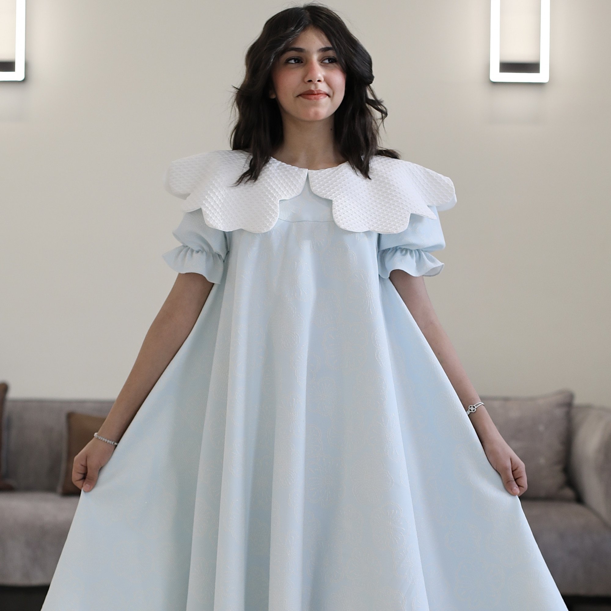 فستان بناتي سماوي مشجر ورود بتصميم خصر مفتوح ودلعة بيضاء - 1200