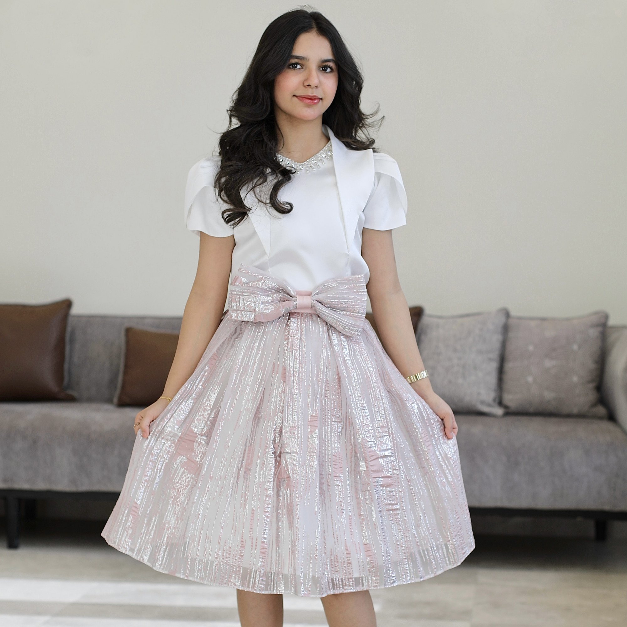 طقم تيور لمعة لحمي بفيونكة كبيرة وأكمام مبتكرة واكسسوار رقبة - M3793 ملحوظة تم تغيير شكل الفيونكة الى صغيره في الصور