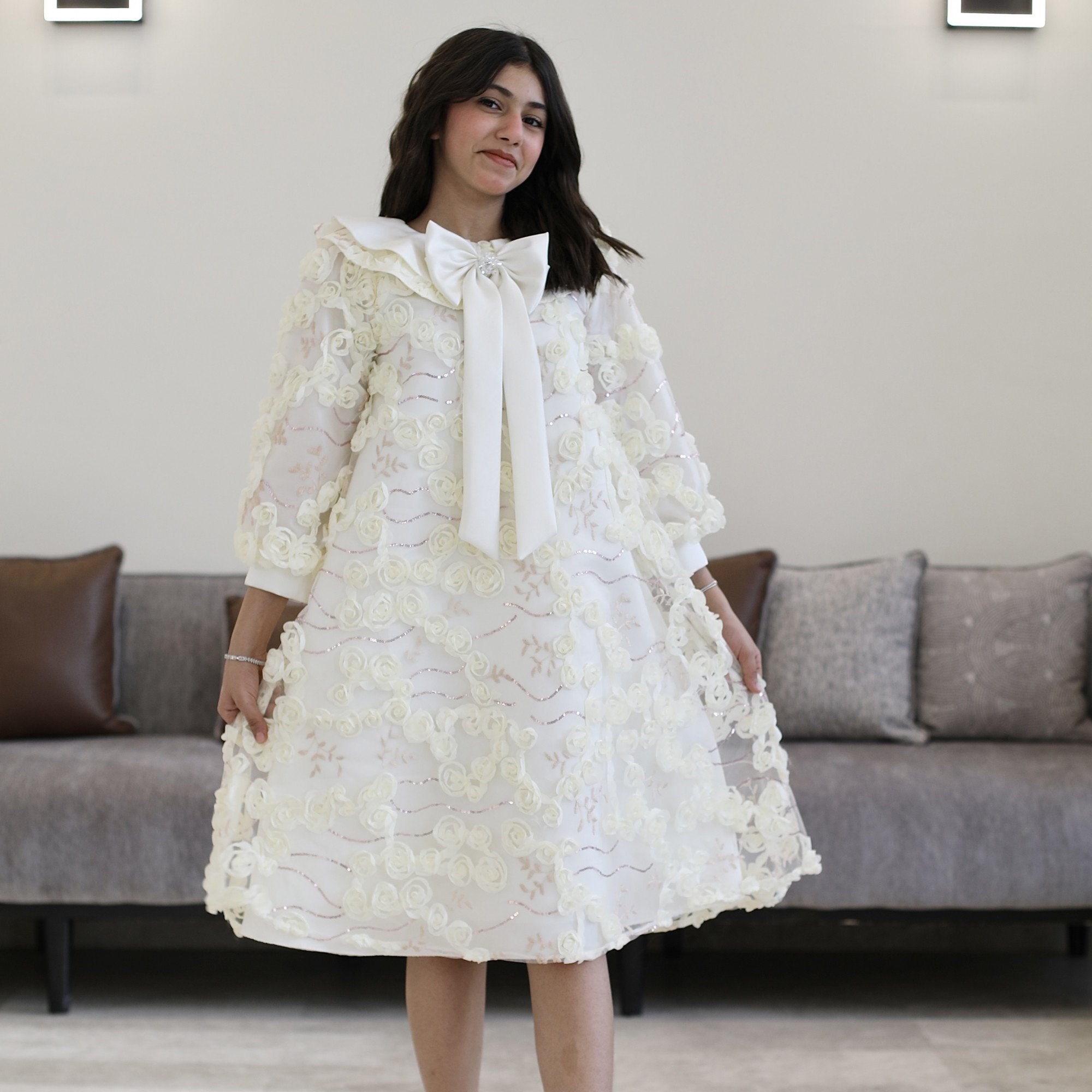 فستان بناتي أوف وايت مطرز ورود بارزة بفيونكة رقبة ملكية - 1224