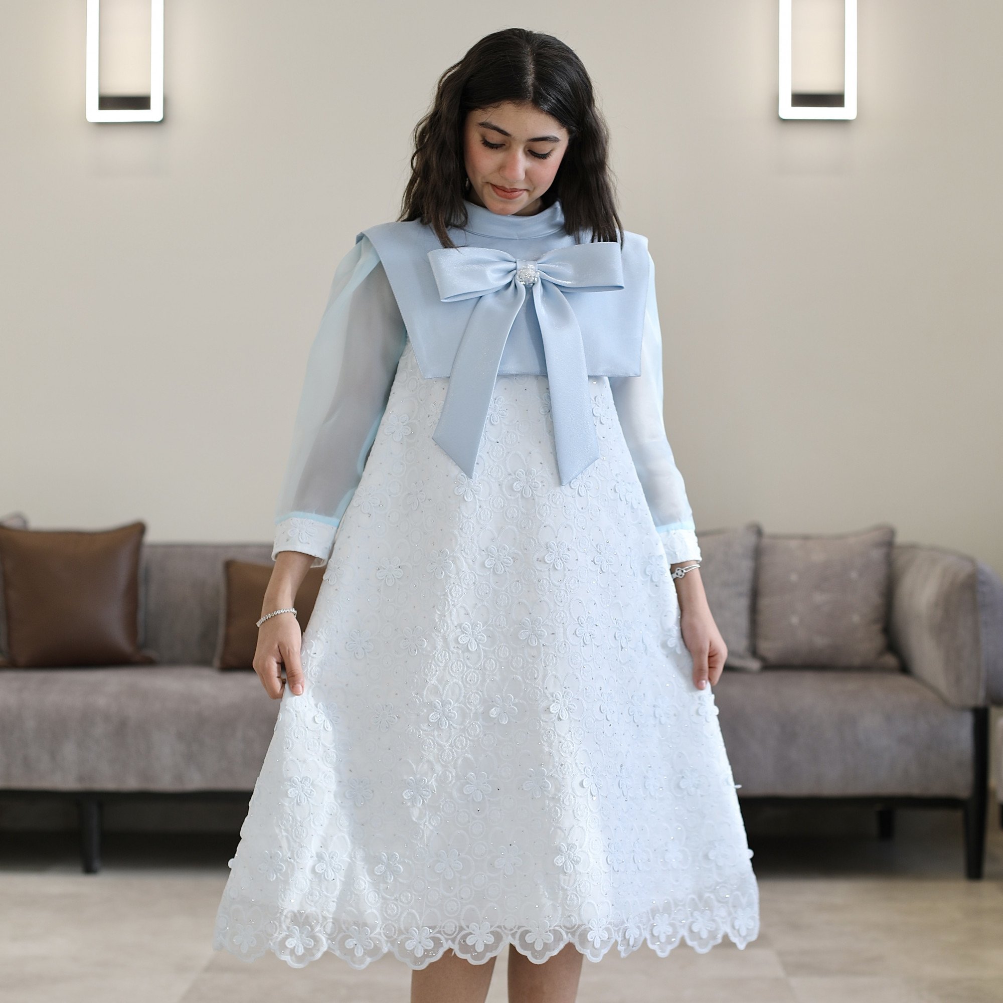 فستان بناتي سماوي مطرز تشجيرة ودلعه بفيونكة رقبة وقصة نص كلوش - 1199