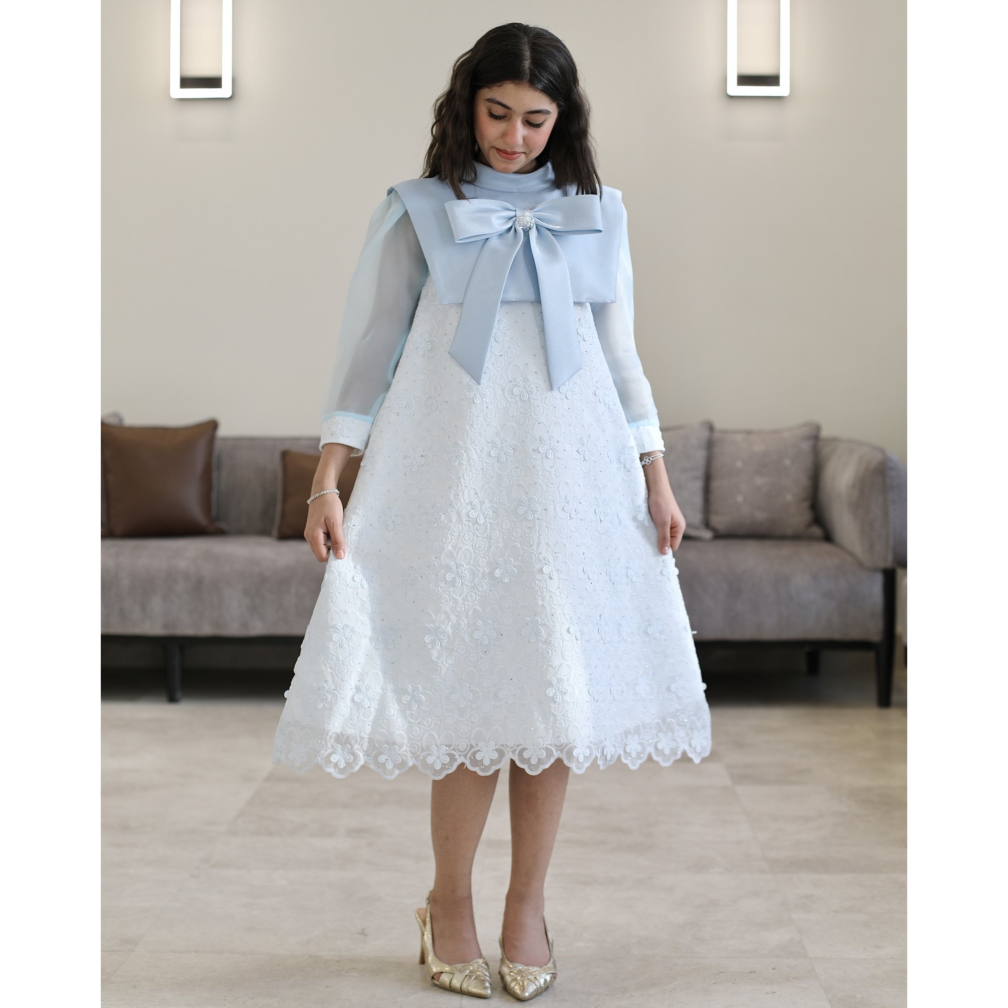 فستان بناتي سماوي مطرز تشجيرة ودلعه بفيونكة رقبة وقصة نص كلوش - 1199