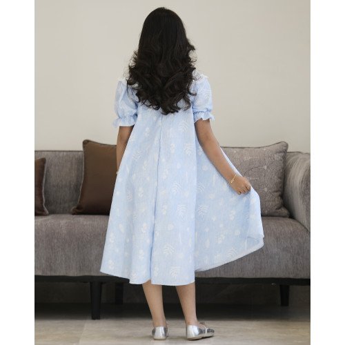 فستان بناتي سماوي مطرز مشجر بياقة فراشة ملكية وقصة كلوش - 1219