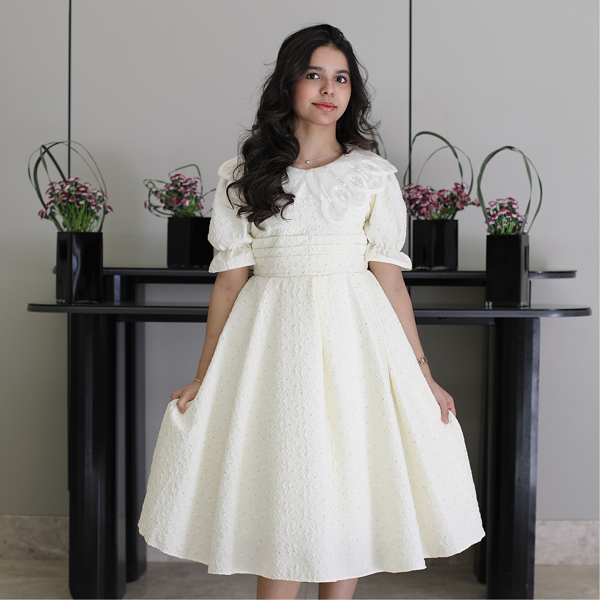 فستان بناتي أبيض مرصع بالفصوص بياقة فراشة وخصر طبقات - 1212