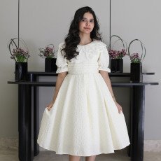 فستان بناتي أبيض مرصع بالفصوص بياقة فراشة وخصر طبقات - 1212