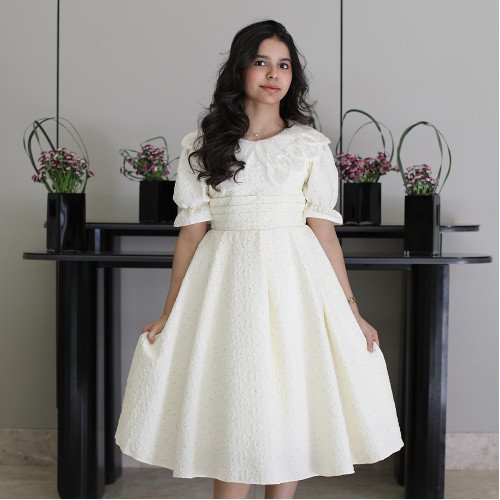 فستان بناتي أبيض مرصع بالفصوص بياقة فراشة وخصر طبقات - 1212