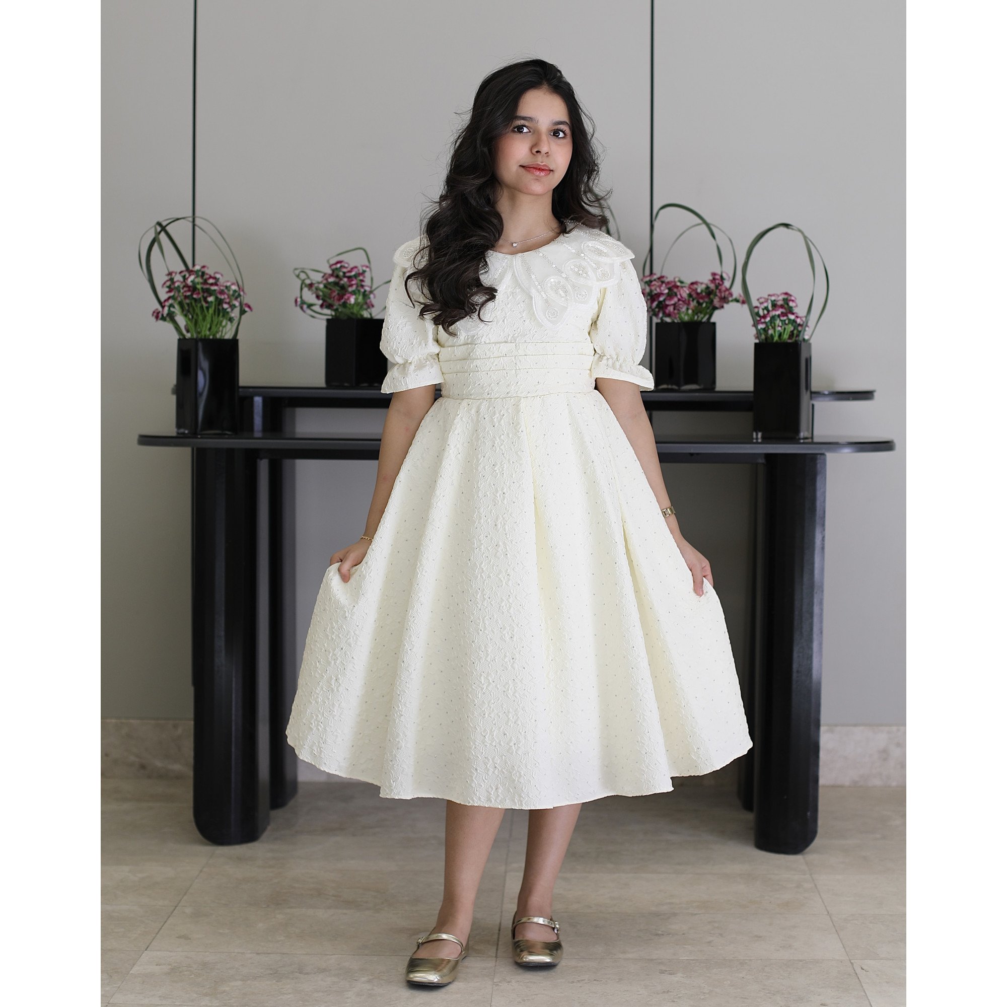 فستان بناتي أبيض مرصع بالفصوص بياقة فراشة وخصر طبقات - 1212