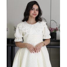 فستان بناتي أبيض مرصع بالفصوص بياقة فراشة وخصر طبقات - 1212