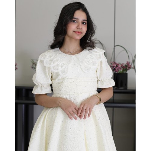 فستان بناتي أبيض مرصع بالفصوص بياقة فراشة وخصر طبقات - 1212