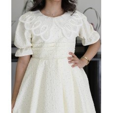 فستان بناتي أبيض مرصع بالفصوص بياقة فراشة وخصر طبقات - 1212