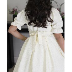 فستان بناتي أبيض مرصع بالفصوص بياقة فراشة وخصر طبقات - 1212