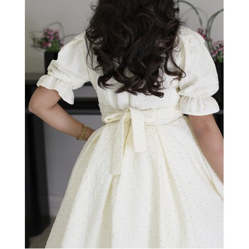 فستان بناتي أبيض مرصع بالفصوص بياقة فراشة وخصر طبقات - 1212