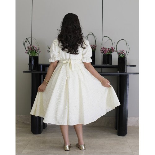 فستان بناتي أبيض مرصع بالفصوص بياقة فراشة وخصر طبقات - 1212