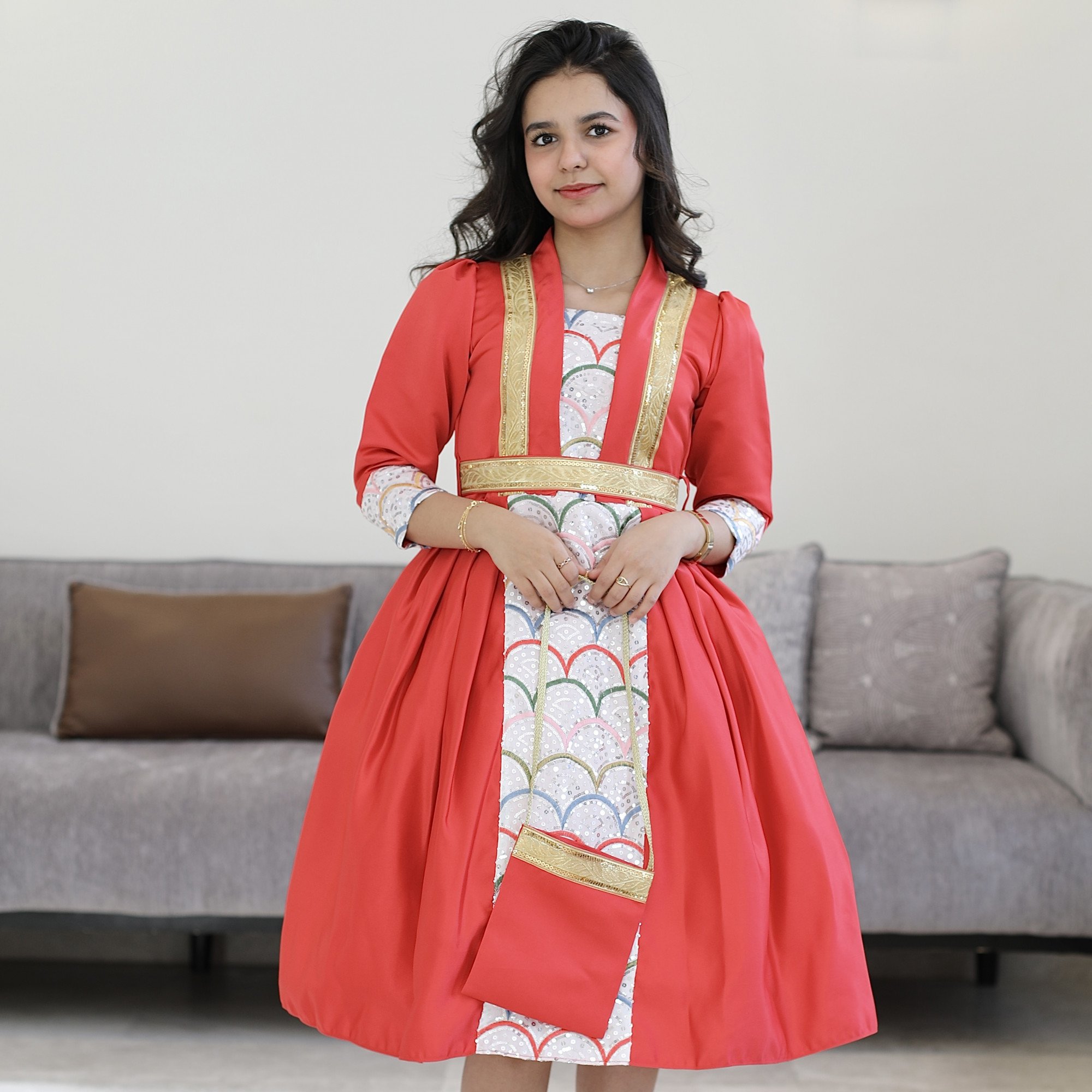 فستان بناتي قرقيعان أحمر مطرز بكنار ذهبي مع شنطة مطابقة - M3813