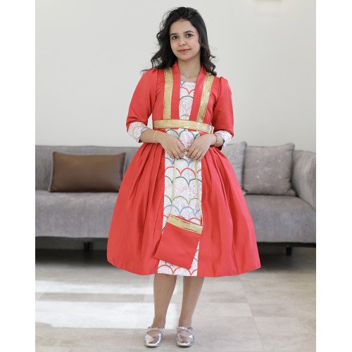 فستان بناتي قرقيعان أحمر مطرز بكنار ذهبي مع شنطة مطابقة - M3813 فستان بناتي قرقيعان أحمر مطرز بكنار ذهبي مع شنطة مطابقة - M3813