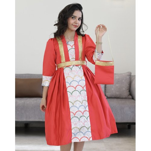 فستان بناتي قرقيعان أحمر مطرز بكنار ذهبي مع شنطة مطابقة - M3813