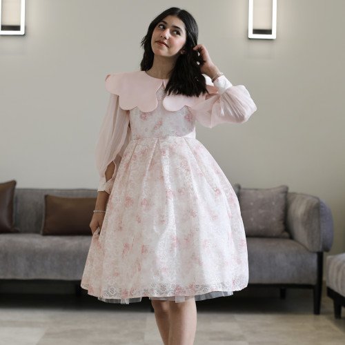 فستان بناتي مشجر وردي بياقة "دلعة" وأكمام شفافة بأزرار - M3810 فستان بناتي مشجر وردي بياقة "دلعة" وأكمام شفافة بأزرار - M3810