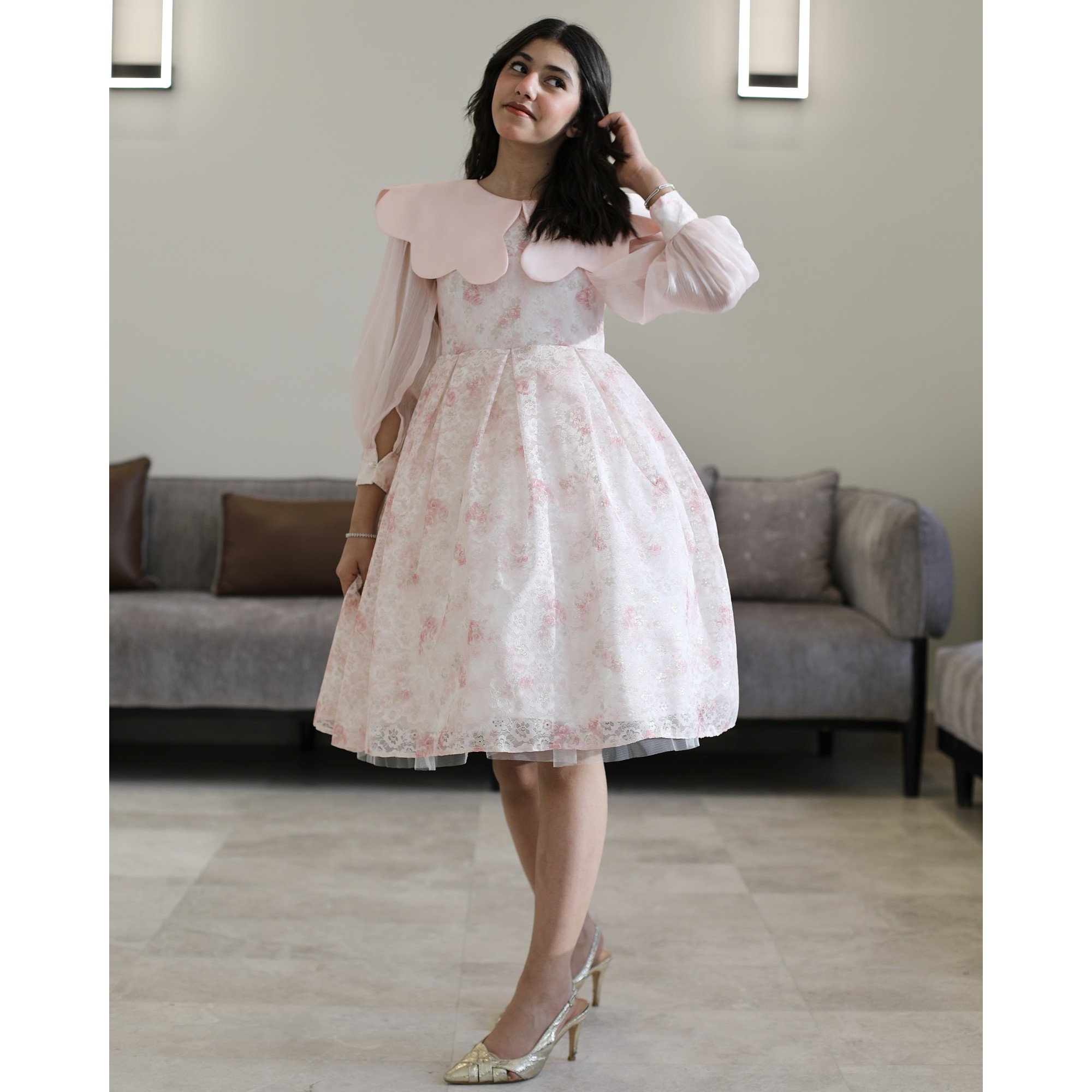 فستان بناتي مشجر وردي بياقة "دلعة" وأكمام شفافة بأزرار - M3810