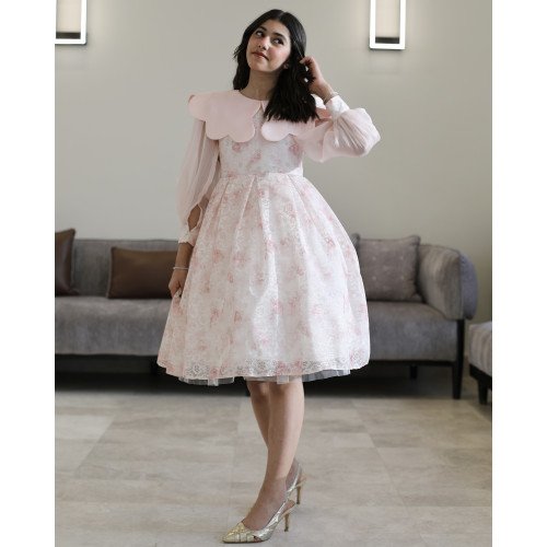 فستان بناتي مشجر وردي بياقة "دلعة" وأكمام شفافة بأزرار - M3810 فستان بناتي مشجر وردي بياقة "دلعة" وأكمام شفافة بأزرار - M3810