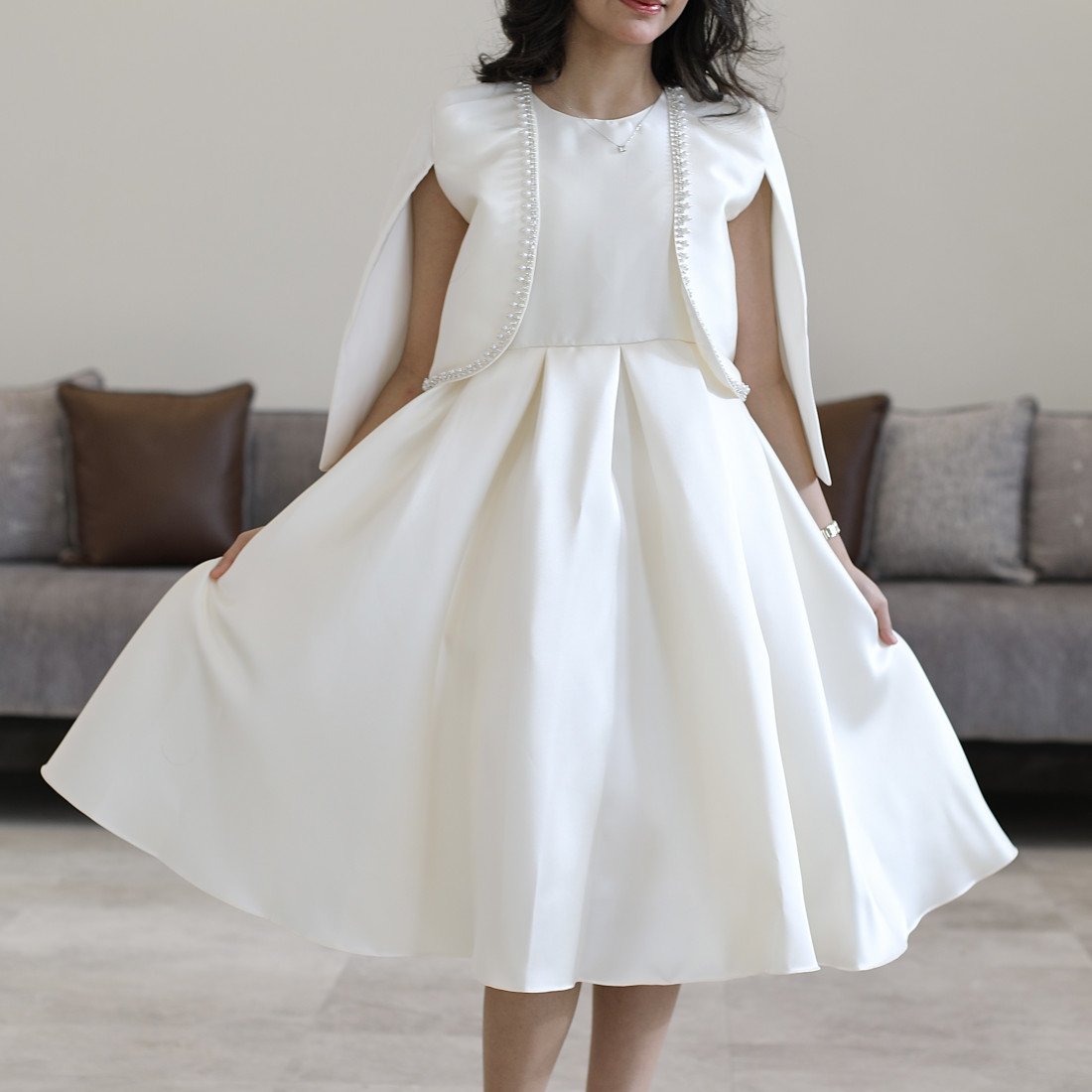 فستان بناتي سهرة ساتان أوف وايت بجاكيت (كاب) مرصع بالإكسسوار - M3804