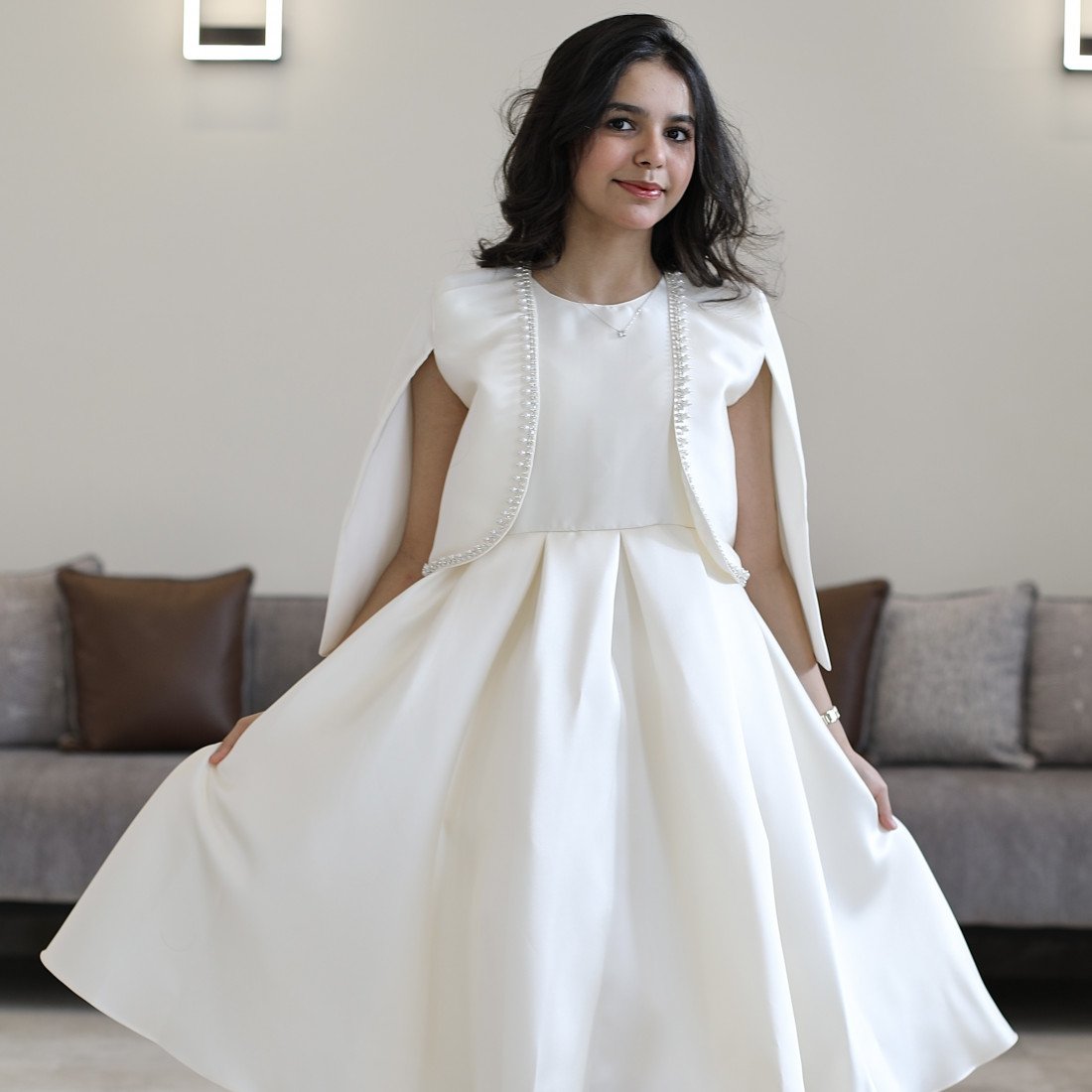 فستان بناتي سهرة ساتان أوف وايت بجاكيت (كاب) مرصع بالإكسسوار - M3804