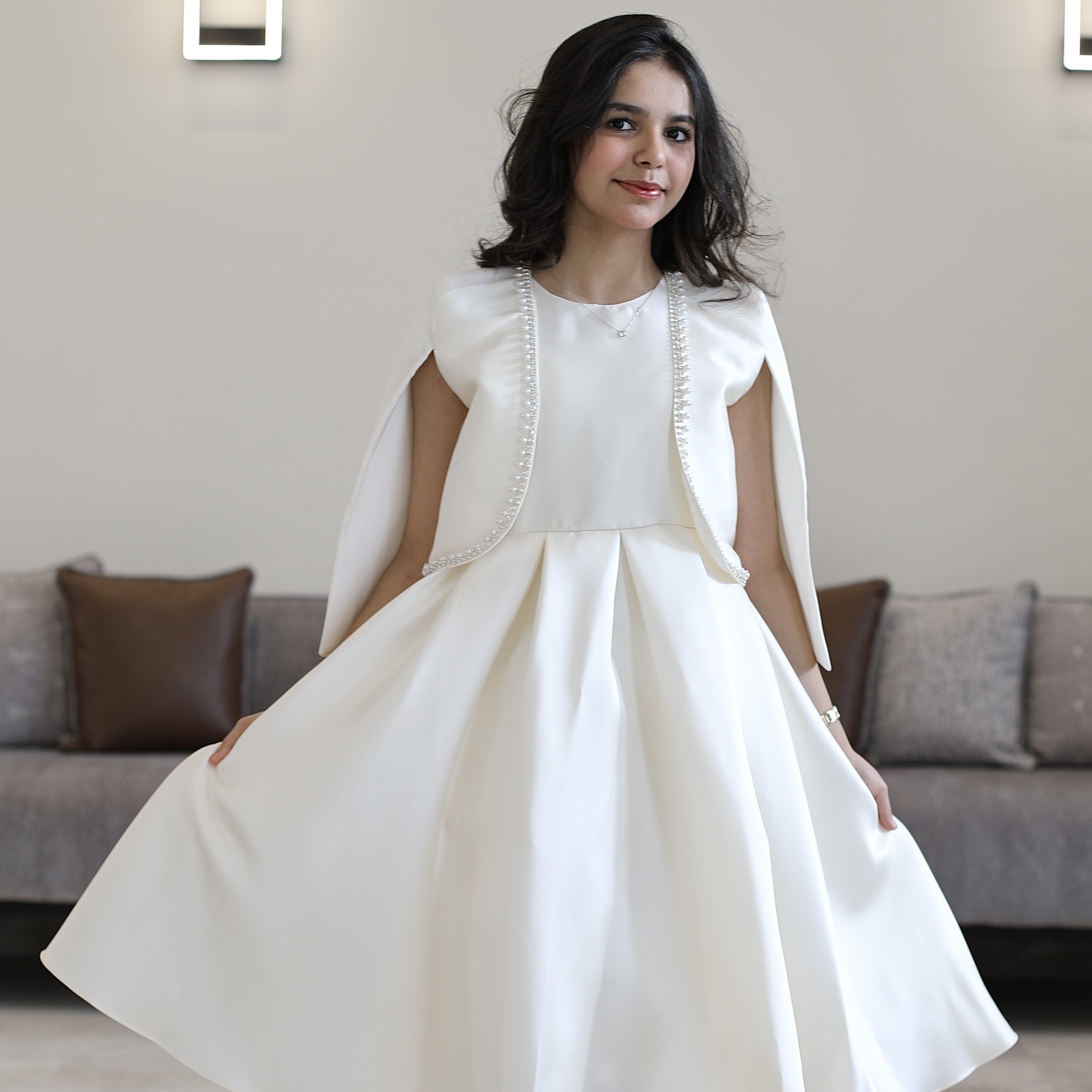 فستان بناتي سهرة ساتان أوف وايت بجاكيت (كاب) مرصع بالإكسسوار - M3804