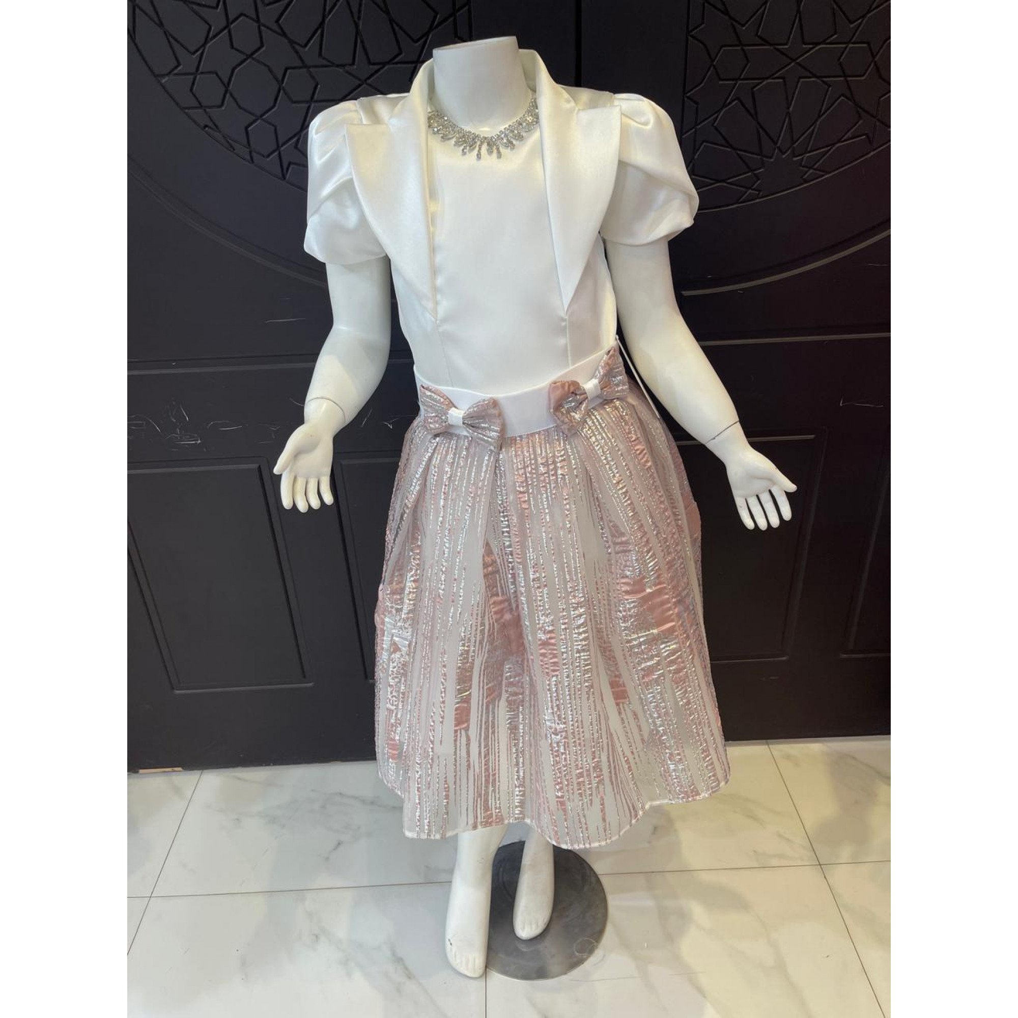 طقم تيور لمعة لحمي بفيونكة كبيرة وأكمام مبتكرة واكسسوار رقبة - M3793 ملحوظة تم تغيير شكل الفيونكة الى صغيره في الصور