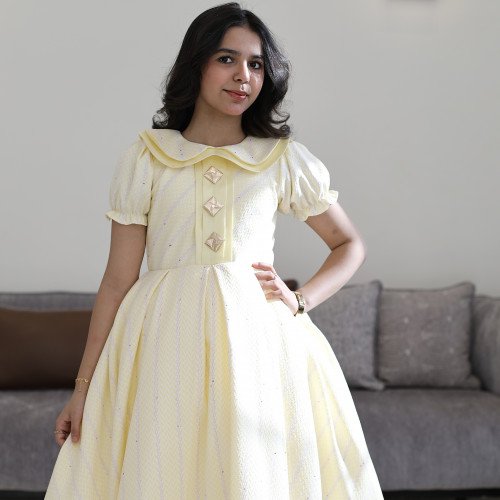 فستان بناتي أصفر للعيد مخطط بياقة مزدوجة وأزرار ديكور فاخرة - 1227 فستان بناتي أصفر للعيد مخطط بياقة مزدوجة وأزرار ديكور فاخرة - 1227