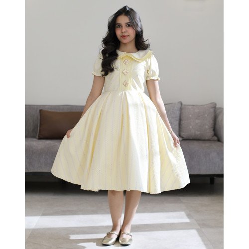 فستان بناتي أصفر للعيد مخطط بياقة مزدوجة وأزرار ديكور فاخرة - 1227 فستان بناتي أصفر للعيد مخطط بياقة مزدوجة وأزرار ديكور فاخرة - 1227