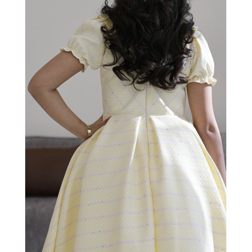 فستان بناتي أصفر للعيد مخطط بياقة مزدوجة وأزرار ديكور فاخرة - 1227