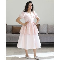 فستان بناتي وردي مطرز بوردة بارزة (3D) وقصة بيبلوم ملكية - 1210 فستان بناتي وردي مطرز بوردة بارزة (3D) وقصة بيبلوم ملكية - 1210