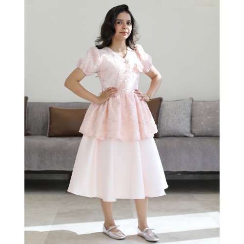 فستان بناتي وردي مطرز بوردة بارزة (3D) وقصة بيبلوم ملكية - 1210 فستان بناتي وردي مطرز بوردة بارزة (3D) وقصة بيبلوم ملكية - 1210