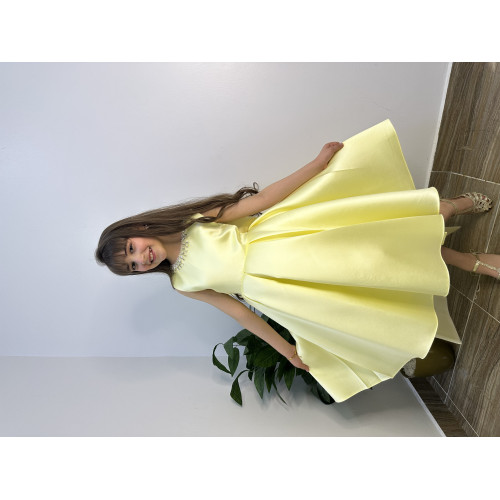 فستان سهرة ميكادو ليموني فاخر | ذيل مرصع وقصة ظهر مميزة مع فيونكة - m3778