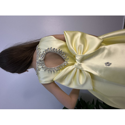 فستان سهرة ميكادو ليموني فاخر | ذيل مرصع وقصة ظهر مميزة مع فيونكة - m3778