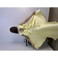 فستان سهرة ميكادو ليموني فاخر | ذيل مرصع وقصة ظهر مميزة مع فيونكة - m3778