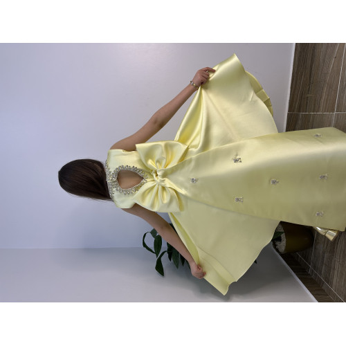 فستان سهرة ميكادو ليموني فاخر | ذيل مرصع وقصة ظهر مميزة مع فيونكة - m3778