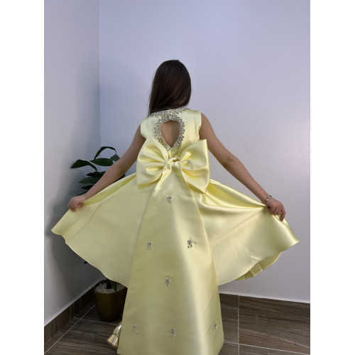 فستان سهرة ميكادو ليموني فاخر | ذيل مرصع وقصة ظهر مميزة مع فيونكة - m3778