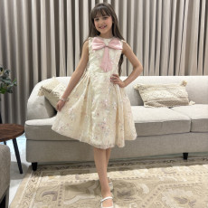 فستان بناتي سكري مطرز بفيونكة صدر وردية وتطريز لؤلؤ ملكي - M3893