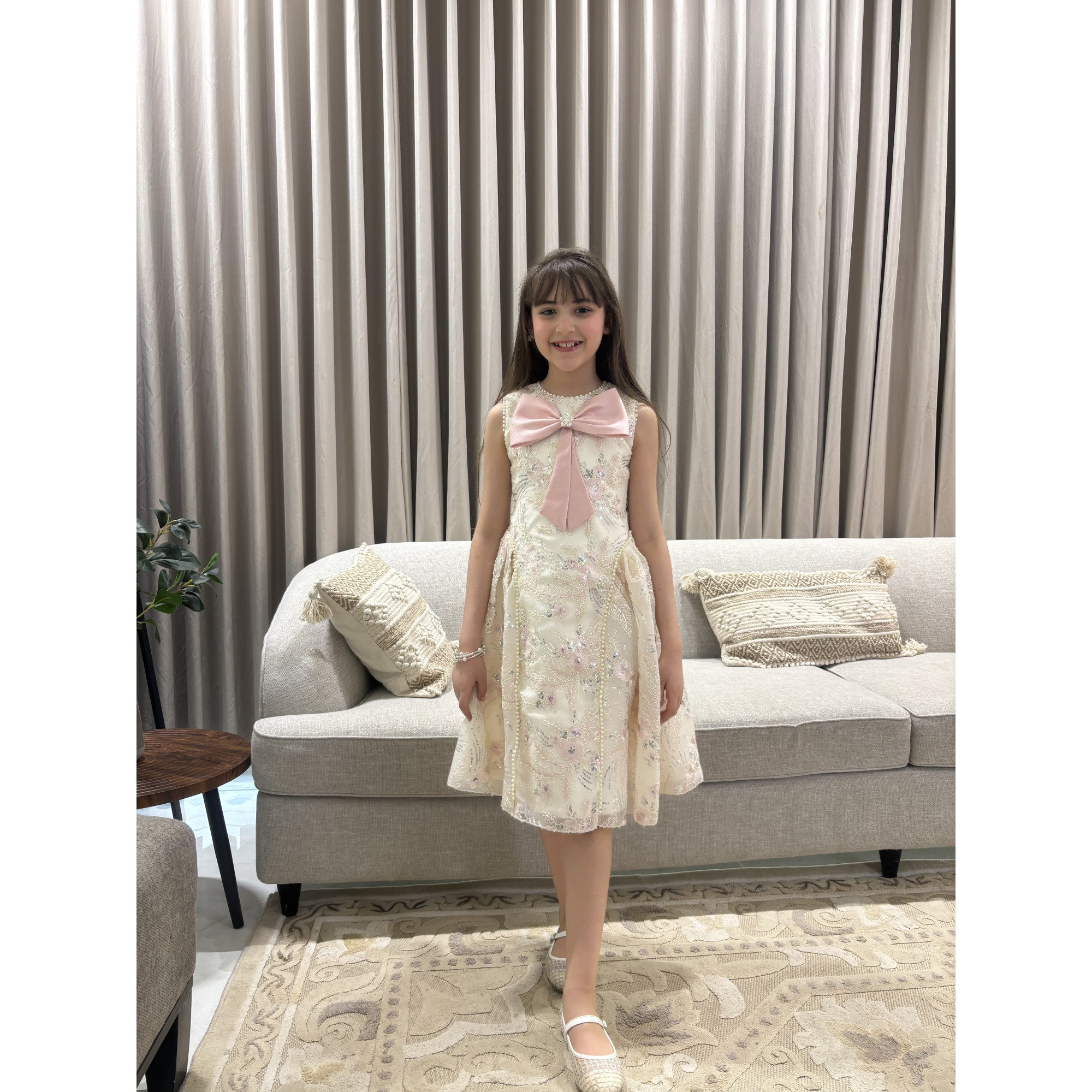 فستان بناتي سكري مطرز بفيونكة صدر وردية وتطريز لؤلؤ ملكي - M3893