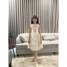 فستان بناتي سكري مطرز بفيونكة صدر وردية وتطريز لؤلؤ ملكي - M3893