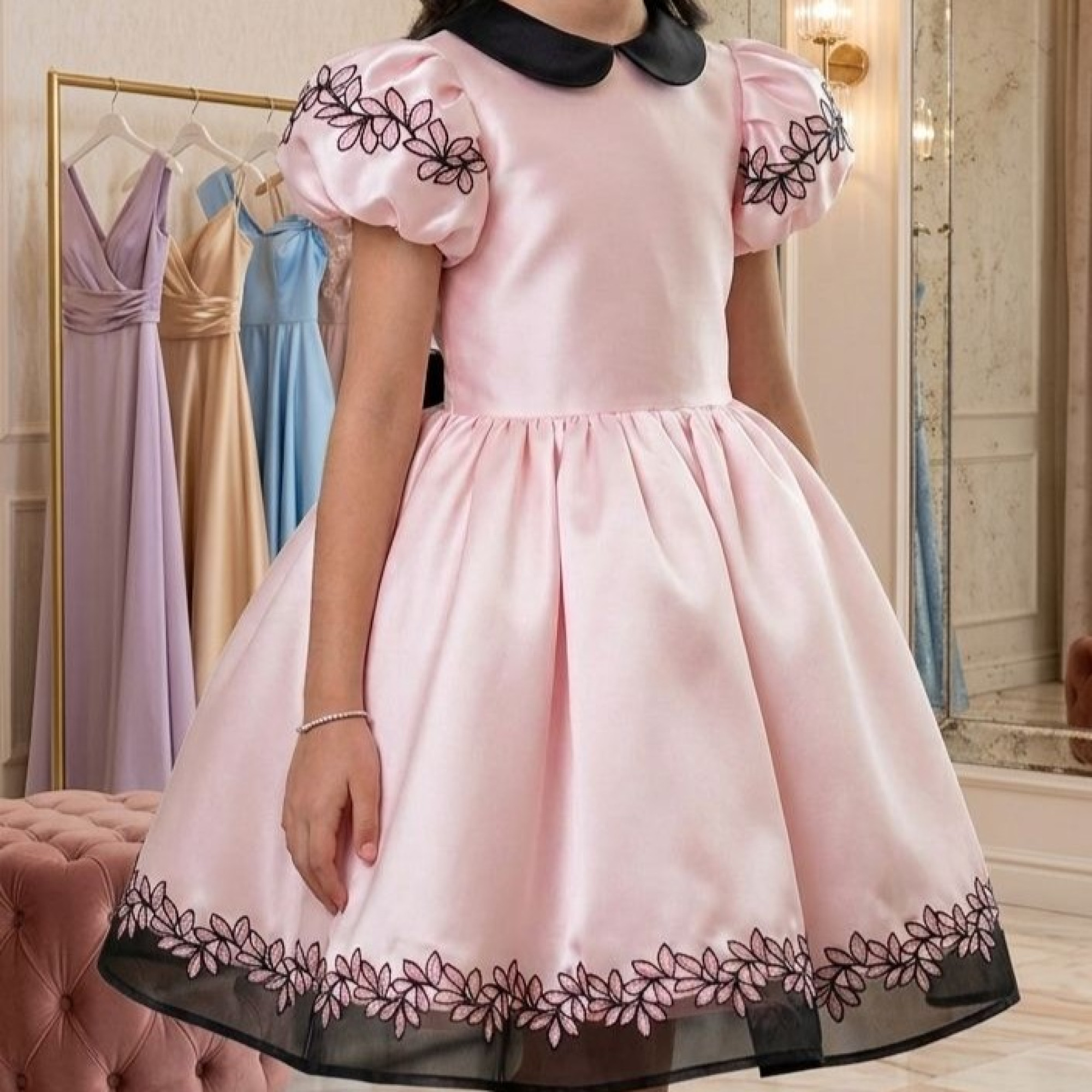 فستان بناتي وردي مطرز بفيونكة سوداء خلفية ضخمة وياقة ملكية - 100