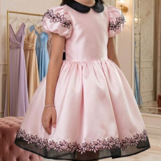 فستان بناتي وردي مطرز بفيونكة سوداء خلفية ضخمة وياقة ملكية - 100