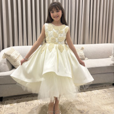 فستان بناتي سهرة أوف وايت مطرز بأوراق ذهبية وطبقات تل منفوشة - 1056