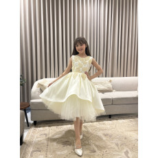 فستان بناتي سهرة أوف وايت مطرز بأوراق ذهبية وطبقات تل منفوشة - 1056