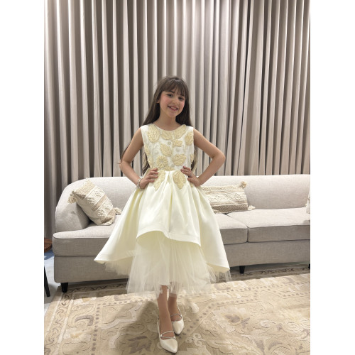 فستان بناتي سهرة أوف وايت مطرز بأوراق ذهبية وطبقات تل منفوشة - 1056