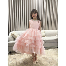 فستان بناتي سهرة وردي بطبقات تل منفوشة وظهر مرصع بالإكسسوار - 1053