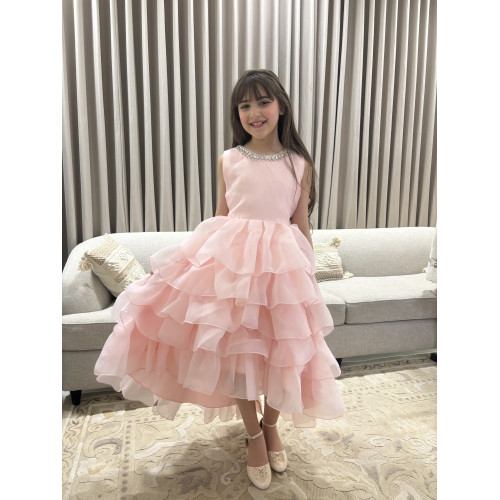 فستان بناتي سهرة وردي بطبقات تل منفوشة وظهر مرصع بالإكسسوار - 1053