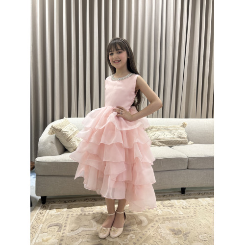 فستان بناتي سهرة وردي بطبقات تل منفوشة وظهر مرصع بالإكسسوار - 1053