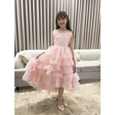 فستان بناتي سهرة وردي بطبقات تل منفوشة وظهر مرصع بالإكسسوار - 1053