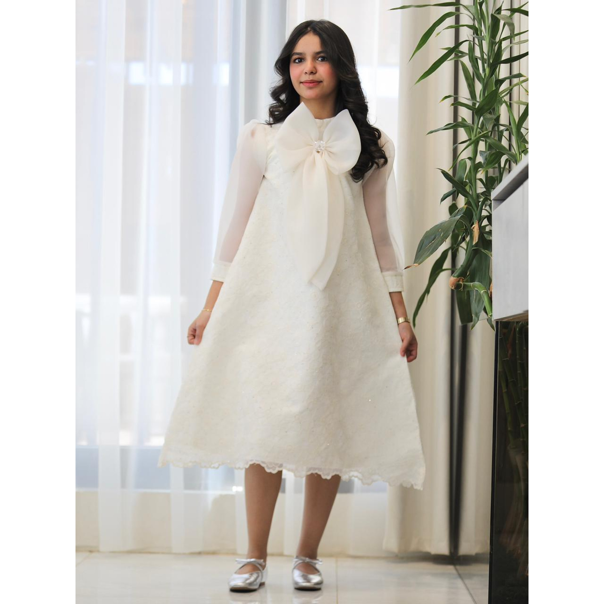 فستان بناتي دانتيل أبيض بفيونكة صدر مرصعة وأكمام شيفون شفافة - 1205